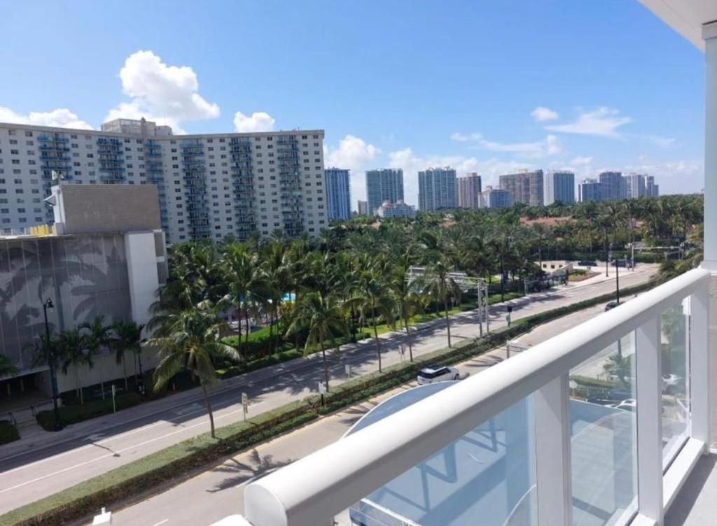 Departamento Sobre La Playa Con Vista A La Collins Ave Sunny Isles Beach Esterno foto